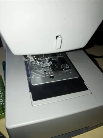 Close-up photo of the Singer 4423 foot pedal. The review discusses the challenge of manual speed control required to manage the 1,100 stitches per minute (SPM) claim.